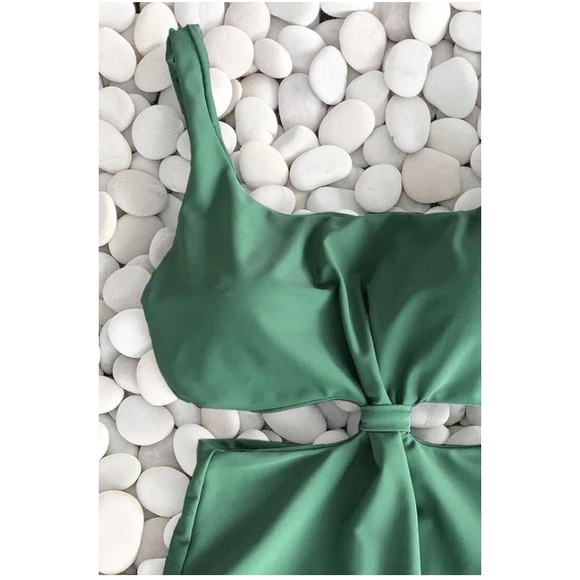 Medium cut out green swimsuit 🩱 - Picture 5 of 8